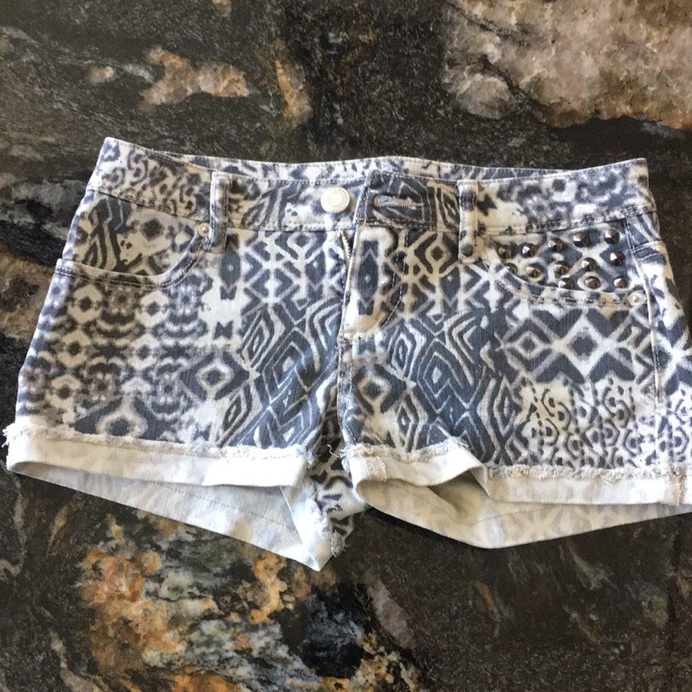 Mossimo designed short shorts
